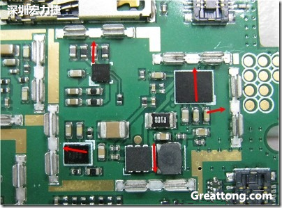 圖中顯示一塊電路板使用這種屏蔽夾(shielding clip)的實例?；旧衔覀冊趶澖堑牡胤蕉荚O(shè)計擺放了一個屏蔽夾，這樣可以讓作業(yè)員比較方便安裝屏蔽罩(shielding can)時的對位準(zhǔn)確。然后在其他沒有屏蔽夾的地方也設(shè)計了一些接地的布線，一來可以稍微提升屏蔽罩的電磁隔絕能力，另一方面也可以為屏蔽夾無效時，馬上可以更改為屏蔽框，而無需要重新設(shè)計電路板。