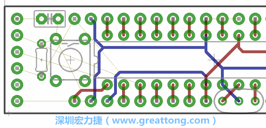 到目前為止，你應(yīng)該只剩下四個部分還未進(jìn)行布線，10K重置上拉電阻器、重置電容和1×6的序列排針。