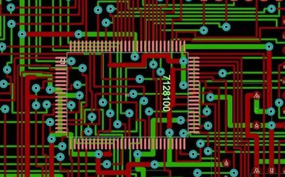 圖1：兩種PCB模型的部分電路。頂圖：傳統(tǒng)設(shè)計(jì)版本。