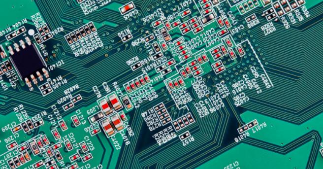 你能在這個復(fù)雜的PCB中找到垂直布線嗎？反正我不能